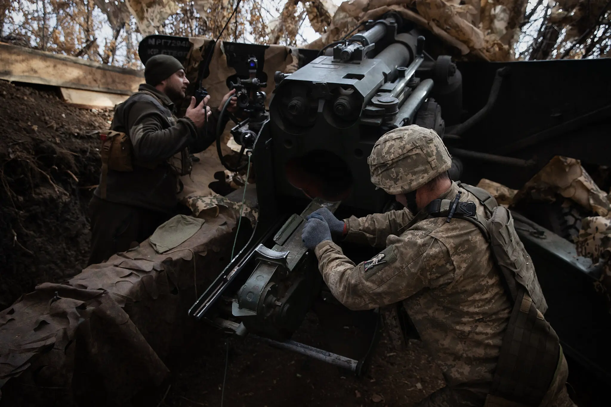 Бійці 38-ї окремої бригади України готуються обстріляти позиції росіян біля Покровська, Україна, у листопаді.